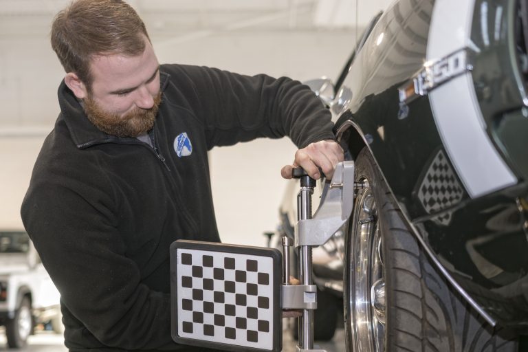 Tyre fitting machine